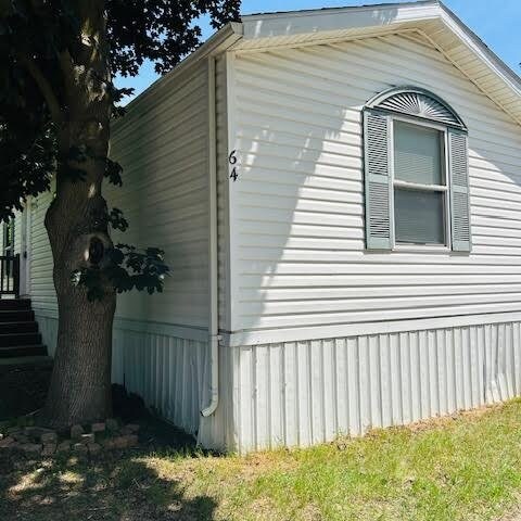 64 Dunlap Cir in Oxford, MI - Building Photo