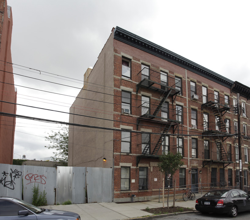 713 Henry St in Brooklyn, NY - Building Photo