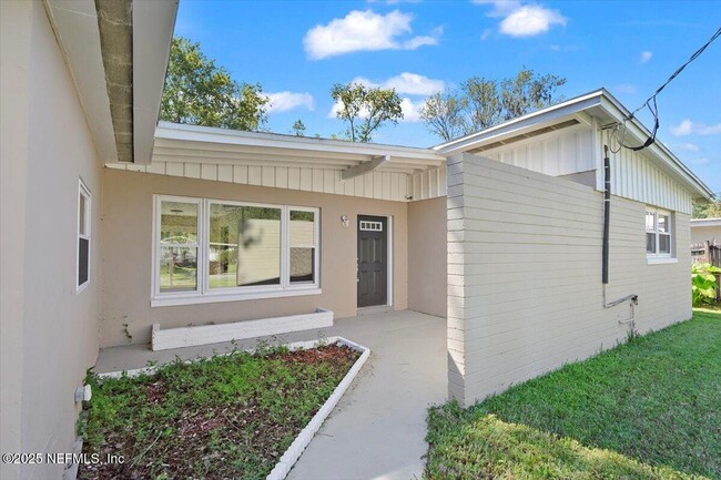 7038 Deauville Rd in Jacksonville, FL - Building Photo - Building Photo