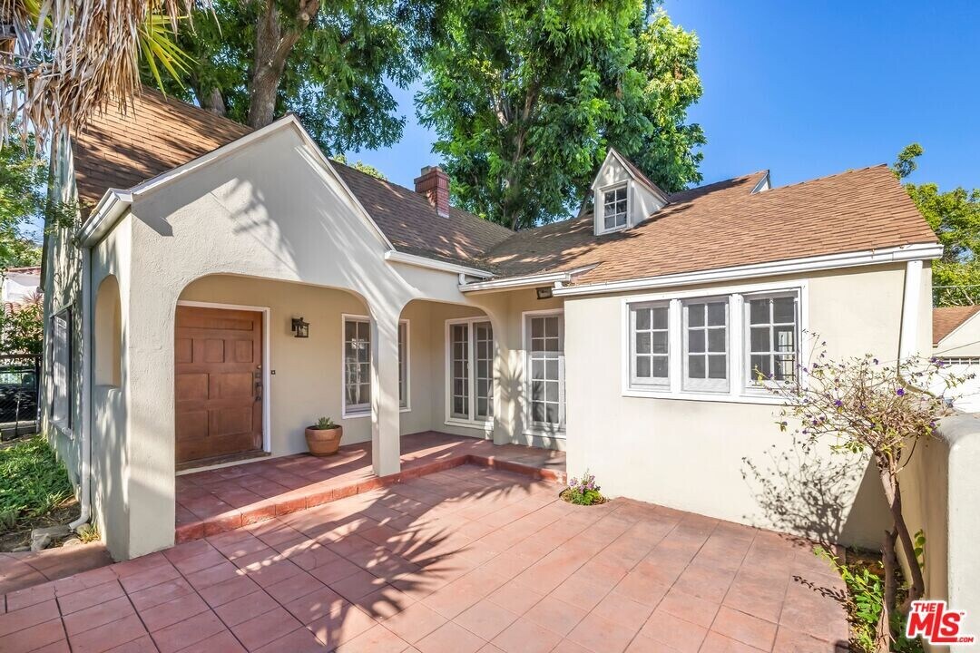 1612 N Genesee Ave in Los Angeles, CA - Building Photo