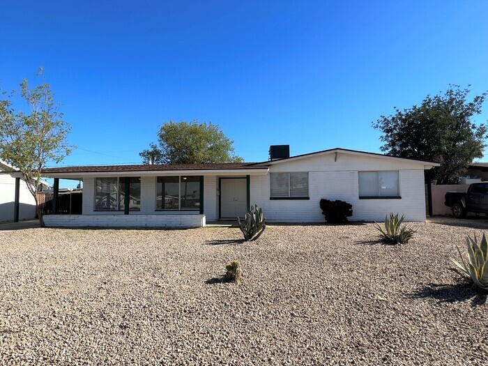 3022 W Country Gables Dr in Phoenix, AZ - Building Photo