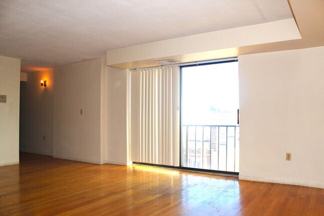1243 Beacon St, Unit 7D in Brookline, MA - Building Photo - Building Photo