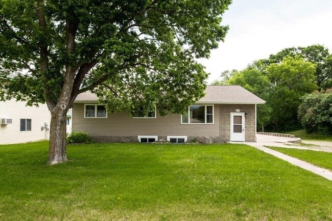 319 Spruce St in Alexandria, MN - Building Photo - Building Photo