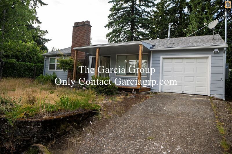 9115 NE Schuyler St in Portland, OR - Building Photo