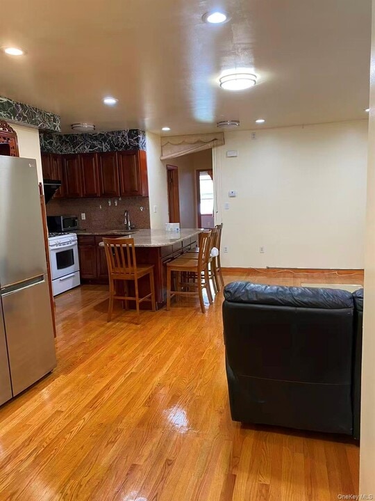 142-44 56th Rd in Queens, NY - Building Photo