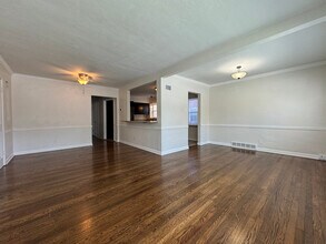 422 S Hanley Rd, Unit 1st Fl in Clayton, MO - Foto de edificio - Building Photo