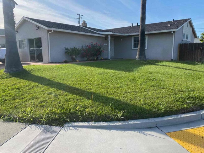 100 Novato Dr in Vacaville, CA - Building Photo - Building Photo