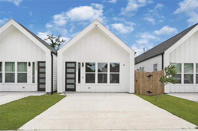2406 Mann St in Houston, TX - Foto de edificio - Building Photo