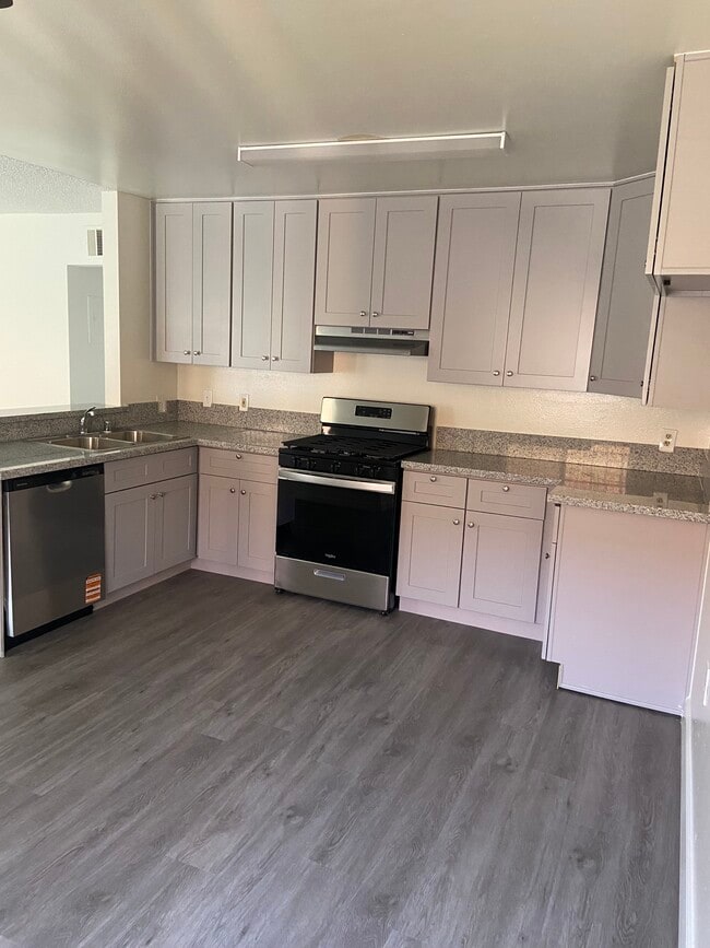 4619 Rosewood Ave, Unit 202 in Los Angeles, CA - Building Photo - Building Photo