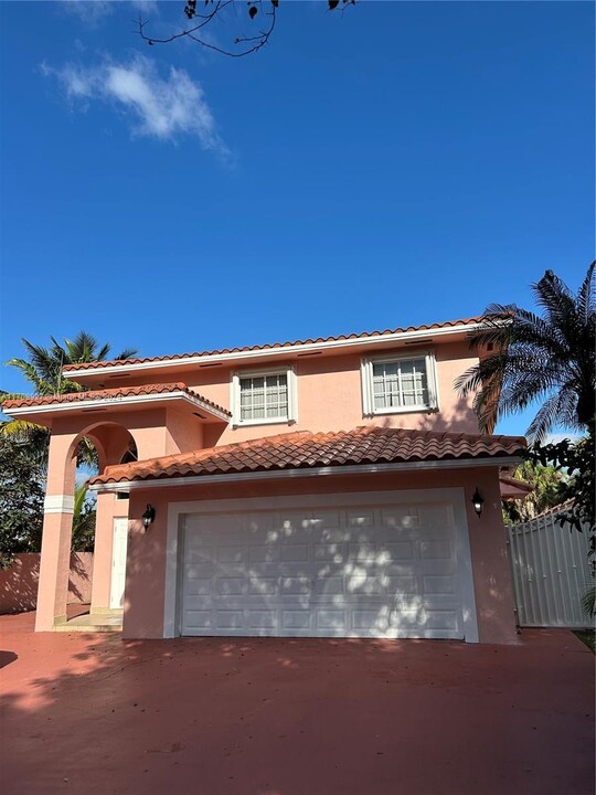 19841 W Lake Dr in Hialeah, FL - Building Photo