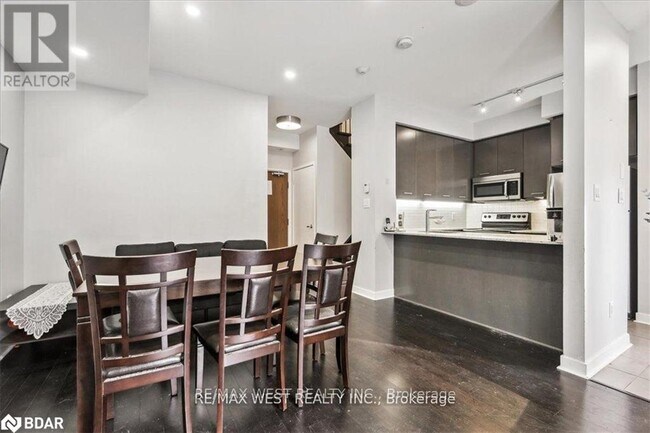 370 Square One Dr in Mississauga, ON - Building Photo - Building Photo