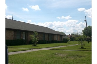 7990-7996 Gladys Ave in Beaumont, TX - Foto de edificio - Building Photo