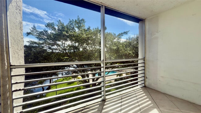 9340 Lagoon Pl in Davie, FL - Building Photo - Building Photo