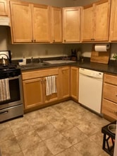 18 Juniper St, Unit #49 in Brookline, MA - Foto de edificio - Building Photo