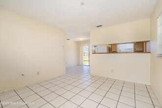 557 Cox St in Cocoa, FL - Foto de edificio - Building Photo