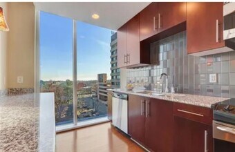 201 N Elm St in Greensboro, NC - Foto de edificio - Building Photo