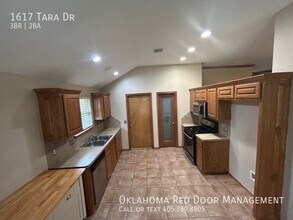 1617 Tara Dr in Moore, OK - Building Photo - Building Photo