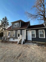 393 Wellington Ave in Elgin, IL - Building Photo