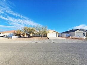 960 Lone Pine Rd in Pahrump, NV - Foto de edificio - Building Photo