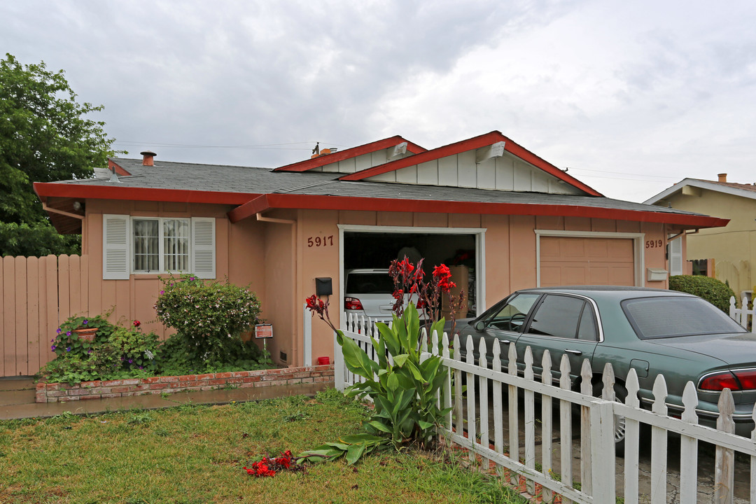 Clover Manor in Sacramento, CA - Building Photo