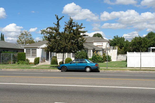 14710 Burbank Boulevard Apartments in Van Nuys, CA - Foto de edificio - Building Photo