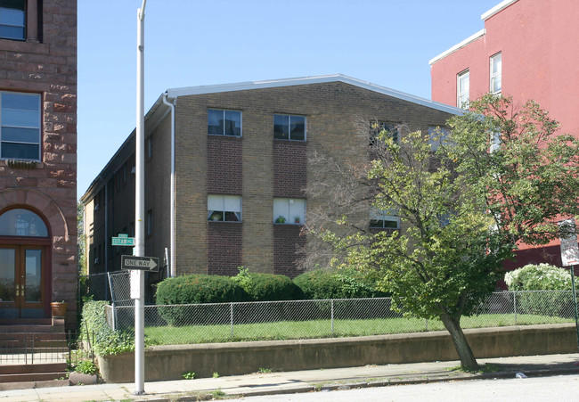 Eutaw Estates in Baltimore, MD - Foto de edificio - Building Photo