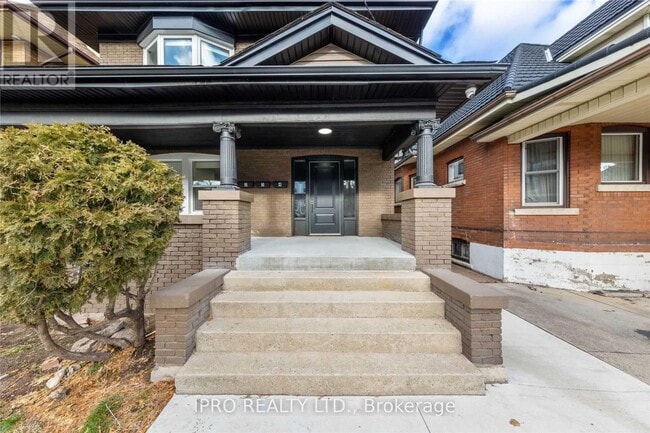 property at 5 Maplewood Ave