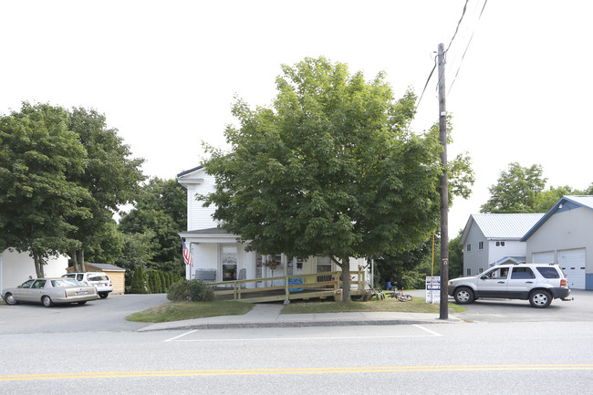 40 Main St in Oakland, ME - Foto de edificio - Building Photo