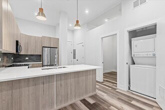 2316 N Clark St, Unit 310 in Chicago, IL - Building Photo - Building Photo