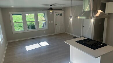 2071 W Flat Shoals Ter in Decatur, GA - Foto de edificio - Building Photo