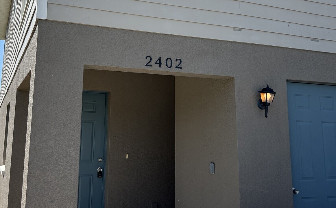 2402 Chestnut Woods Dr in Lakeland, FL - Building Photo