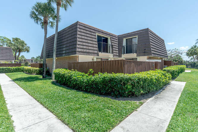 2321 23rd Ct in Jupiter, FL - Building Photo