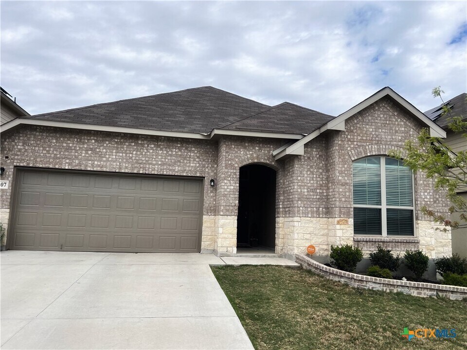 6807 Comanche Post in San Antonio, TX - Building Photo