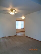 1130 SW Fleishauer Ln in McMinnville, OR - Building Photo - Building Photo