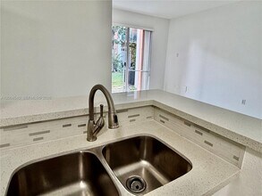 7130 NW 177th St in Hialeah, FL - Building Photo - Building Photo