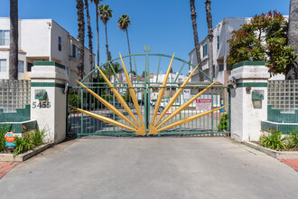 Chandler Park Village in Sherman Oaks, CA - Foto de edificio - Building Photo