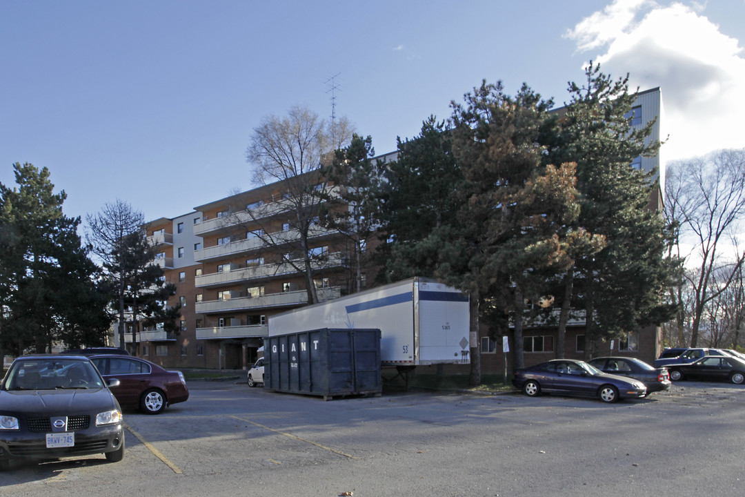 Ravine View Apartments in Mississauga, ON - Building Photo