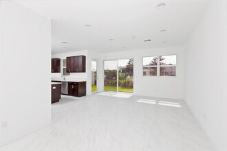 6947 Pines Cir in Coconut Creek, FL - Building Photo - Building Photo