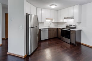 Hummingbird Cove Apartments in Plymouth, MN - Building Photo