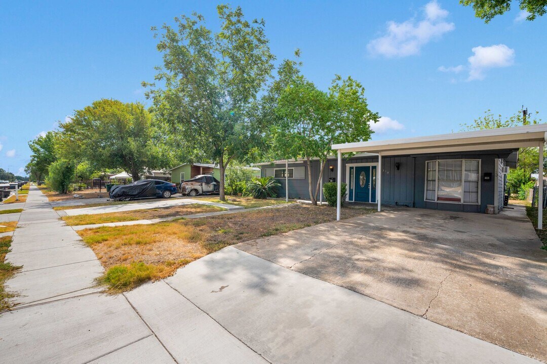 310 E Hutchins Pl in San Antonio, TX - Building Photo