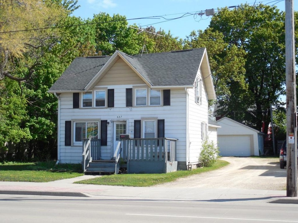 421 3rd St in Menasha, WI - Foto de edificio