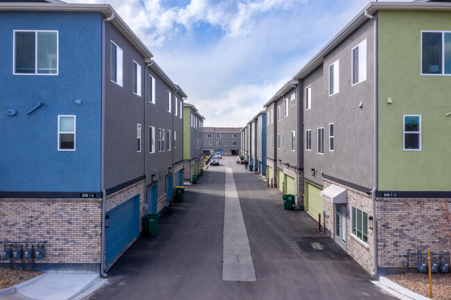 Creekline Townhomes in Denver, CO - Building Photo - Building Photo