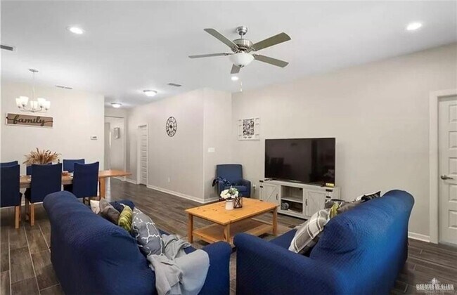 13 Cascada Bnd Rd in McAllen, TX - Building Photo - Building Photo