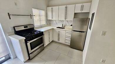 916 W 42 St in Miami Beach, FL - Building Photo - Building Photo