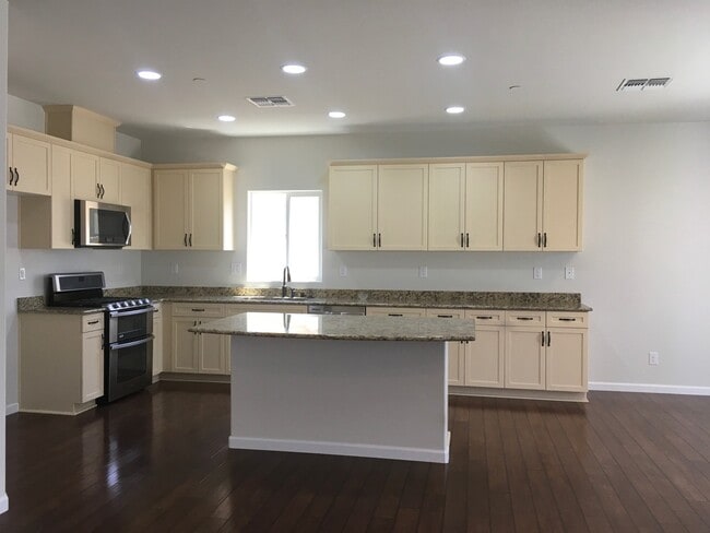 10062 Newhart Ct in Elk Grove, CA - Building Photo - Building Photo