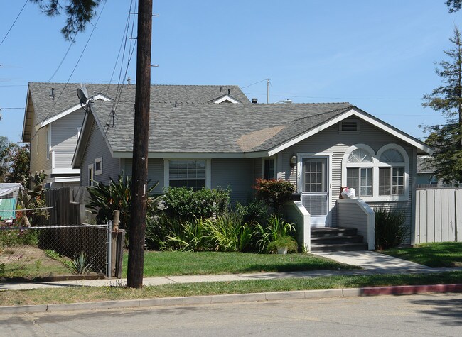 136-140 S Pacific St in Ventura, CA - Foto de edificio - Building Photo