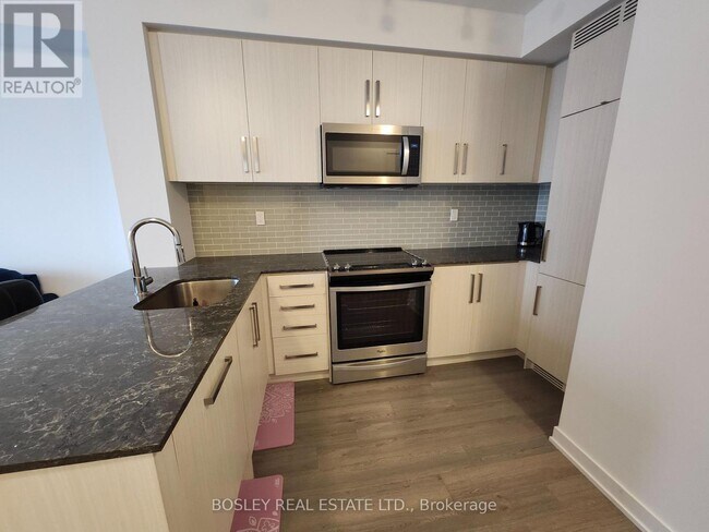 5180 Yonge St in Toronto, ON - Building Photo - Building Photo