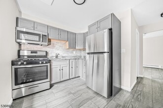 640 Franklin Ave in Nutley, NJ - Building Photo - Building Photo