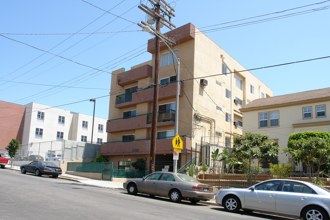 2796 Francis Ave in Los Angeles, CA - Foto de edificio