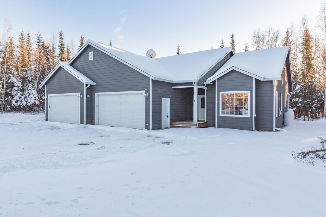 2315 Long Shadow Dr in North Pole, AK - Building Photo